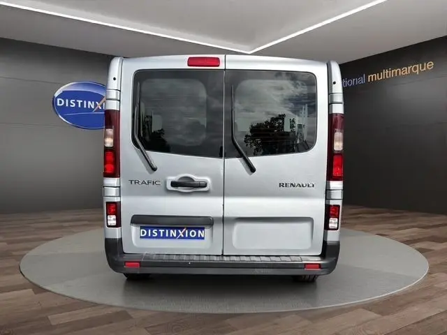 Vue arrière du Renault Trafic Fourgon gris clair 2022 avec portes battantes vitrées et essuie-glaces intégrés.