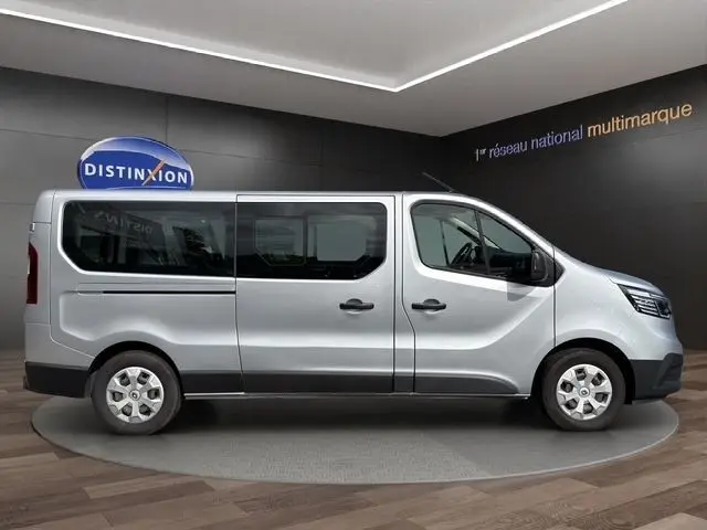 Profil droit du Renault Trafic Fourgon gris clair 2022 avec vitres latérales teintées et jantes acier.
