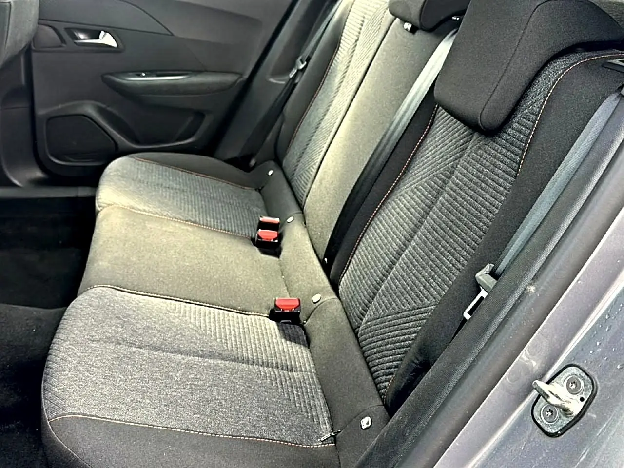 Vue intérieure côté droit sur la banquette arrière grise du Peugeot 2008 1.2 hybrid 145 style e-dcs6 2025.