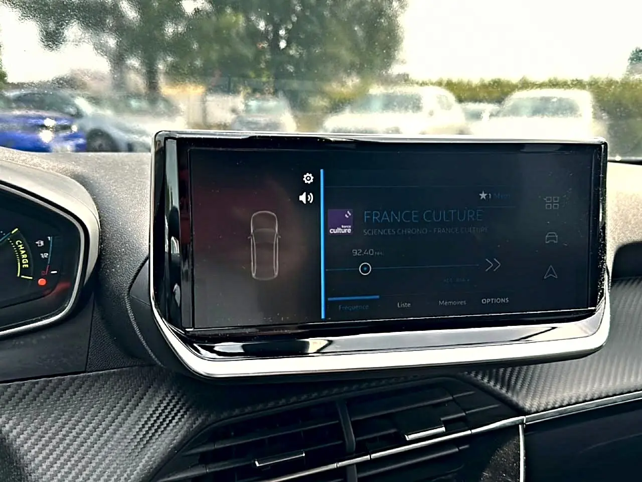 Vue intérieure centrée sur l'écran tactile multifonction du tableau de bord du Peugeot 2008 gris 2025.