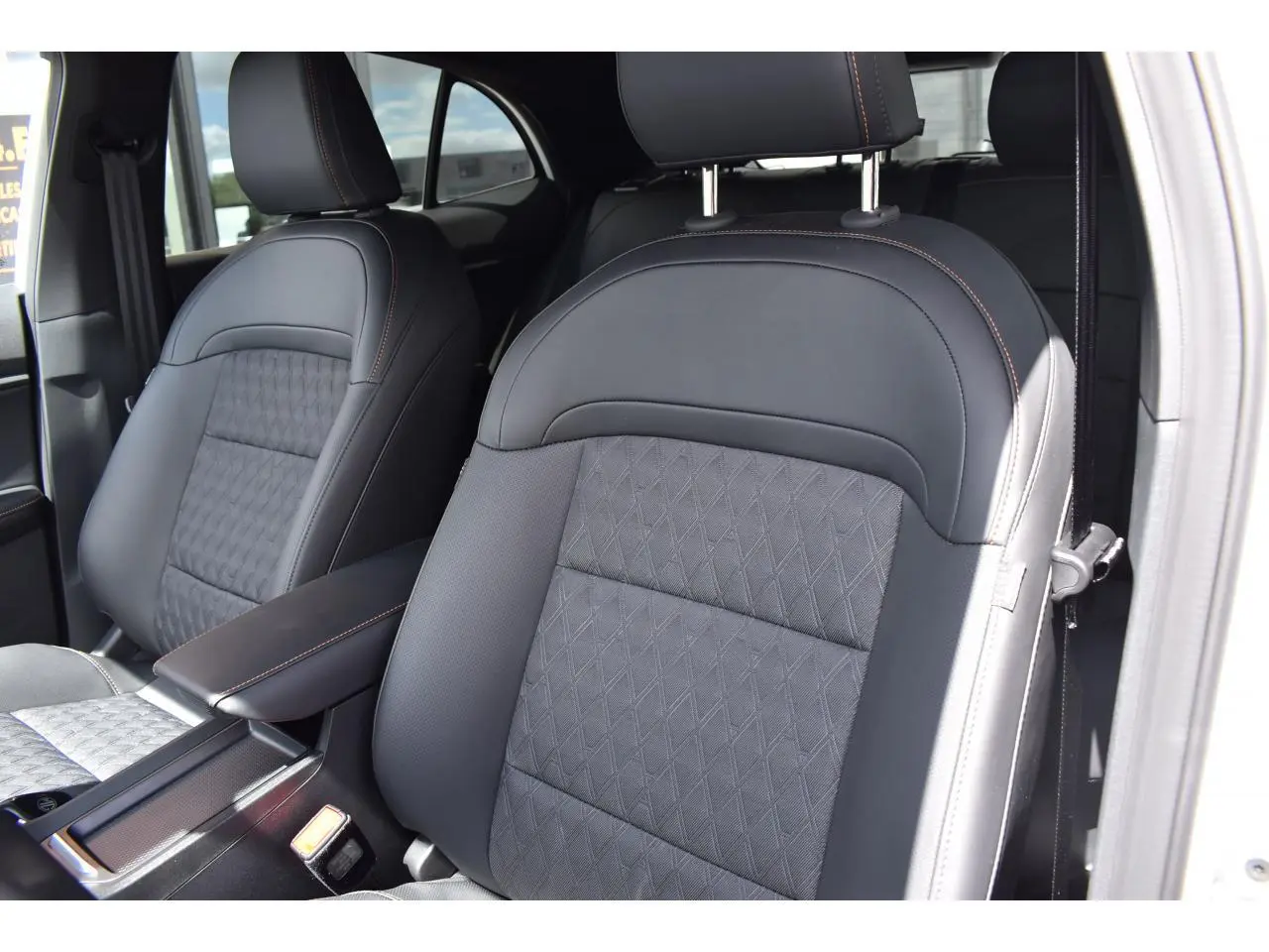 Gros plan sur les sièges avant en cuir noir avec surpiqûres contrastantes à l'intérieur d'une MG3 blanche 2026.
