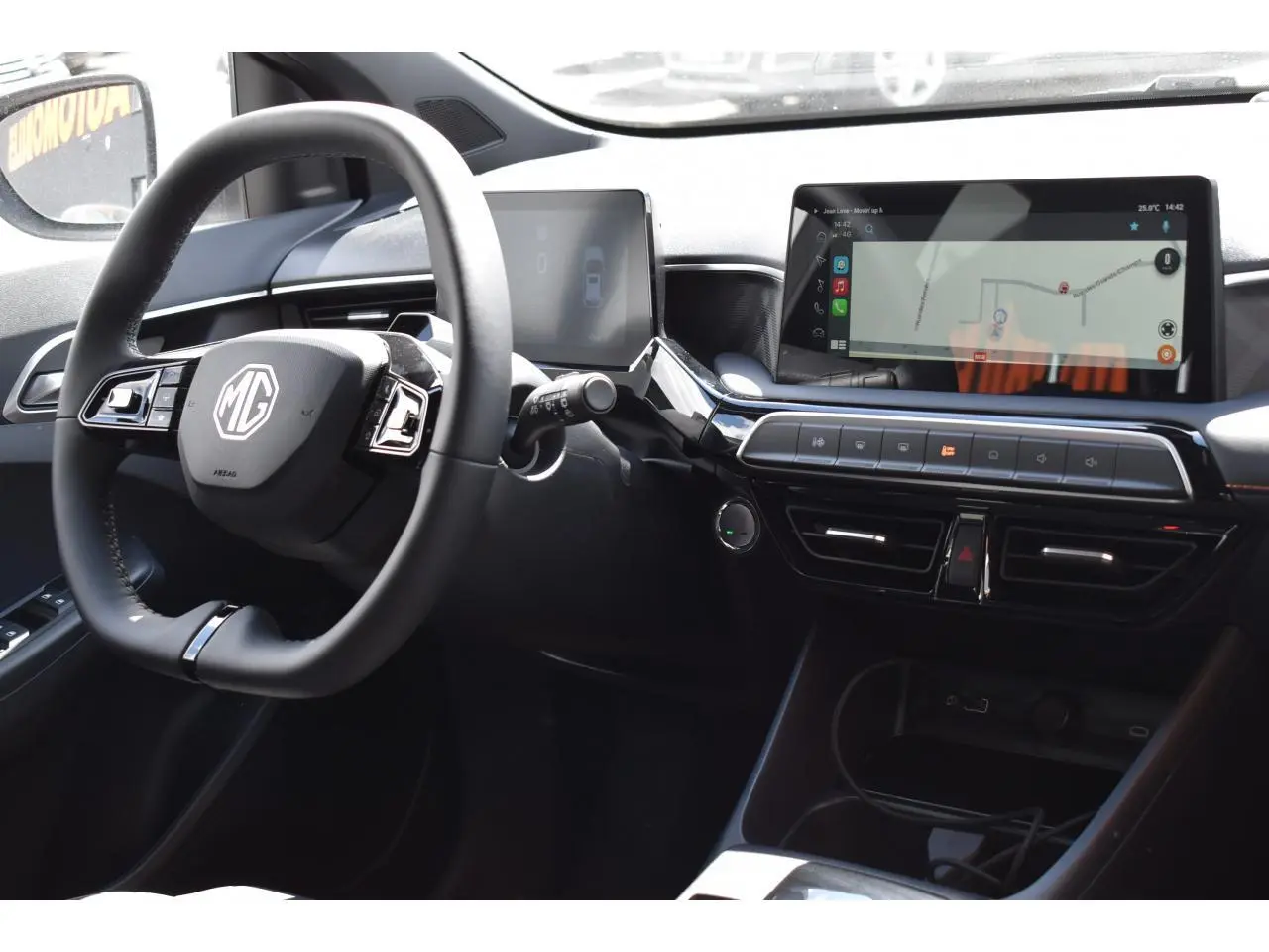 Vue intérieure côté conducteur du tableau de bord noir du MG3 1.5 L Hybrid+ avec écran tactile et volant multifonction.
