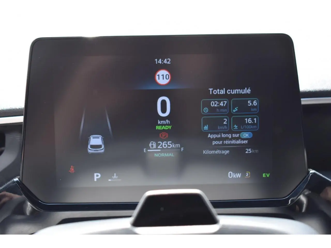 Affichage numérique 7 pouces du tableau de bord MG3 Hybrid+ blanc, montrant la vitesse et l'autonomie.