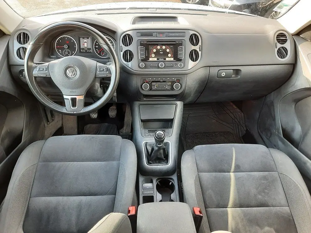 Intérieur du Volkswagen Tiguan 2.0 TDI 110 Sportline 2012, vue frontale du tableau de bord et volant avec boîte manuelle.