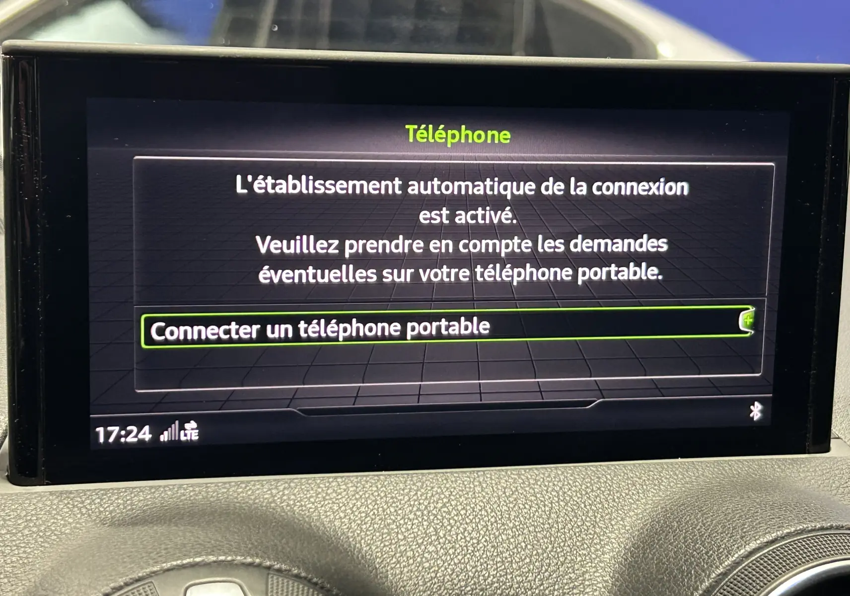 Écran multimédia de l'Audi Q2 35 TFSI S-Line affichant une demande de connexion Bluetooth, intérieur noir.