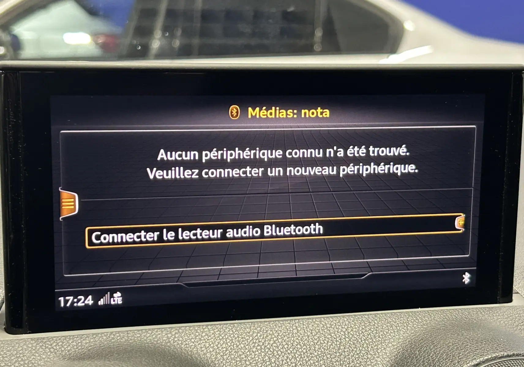 Écran central de l'Audi Q2 2023 affichant la sélection radio FM/DAB avec la station NRJ mise en surbrillance.