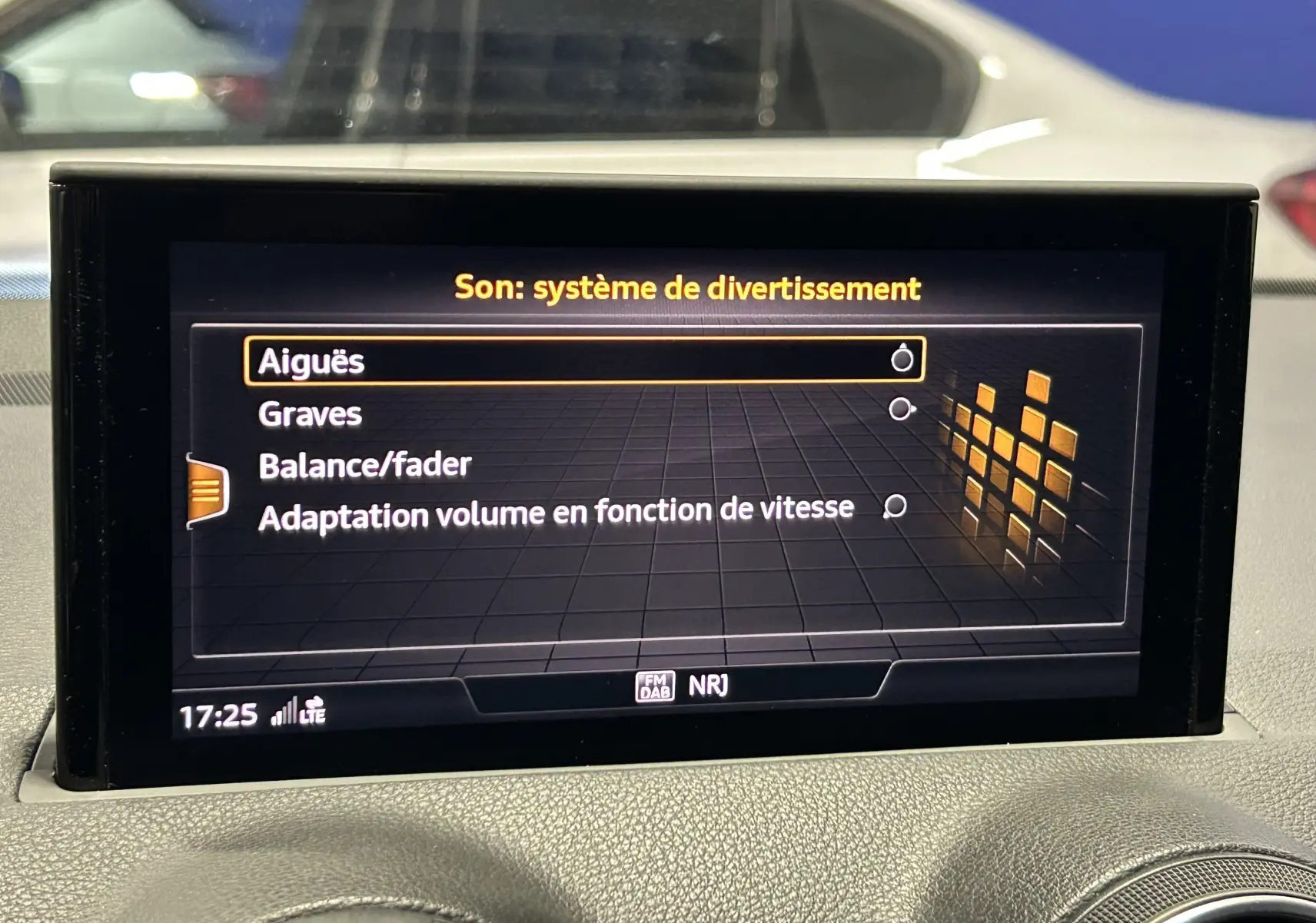 Écran central montrant les aides à la conduite avec une illustration arrière grise du SUV Audi Q2.