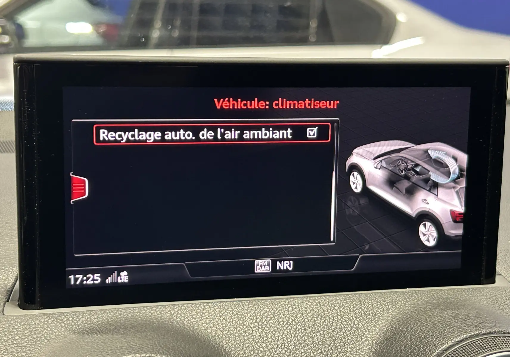 Écran central de navigation Audi connect affichant météo et actualités dans un Audi Q2 35 TFSI noir métal.
