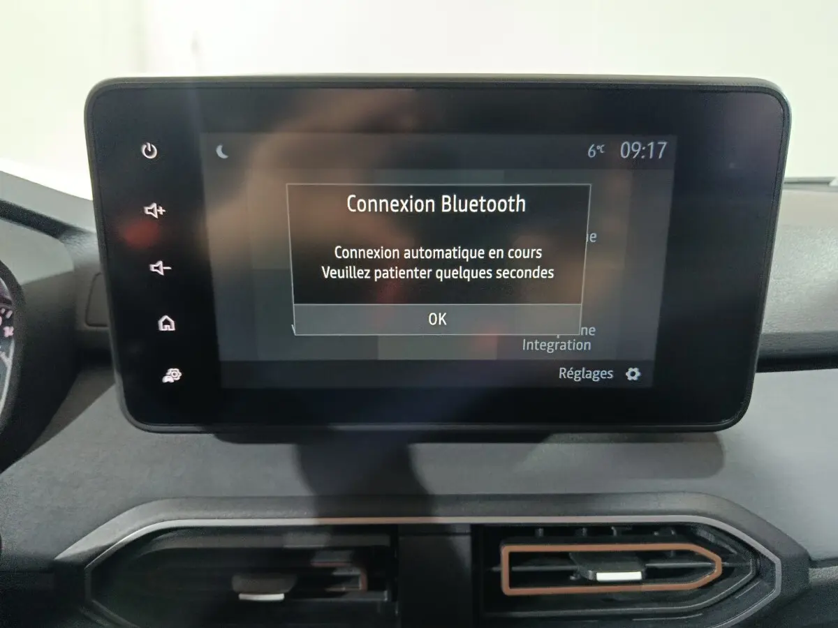 Écran tactile central de 8 pouces affichant la connexion Bluetooth dans le tableau de bord de la Dacia Sandero Extreme+ 2024.