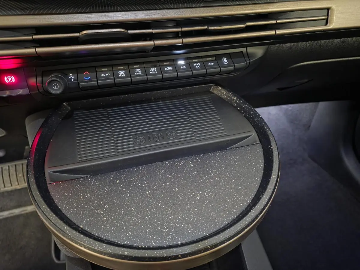 Gros plan sur la console centrale noire avec surface texturée et commandes climatisation dans une Lancia Ypsilon 2025.