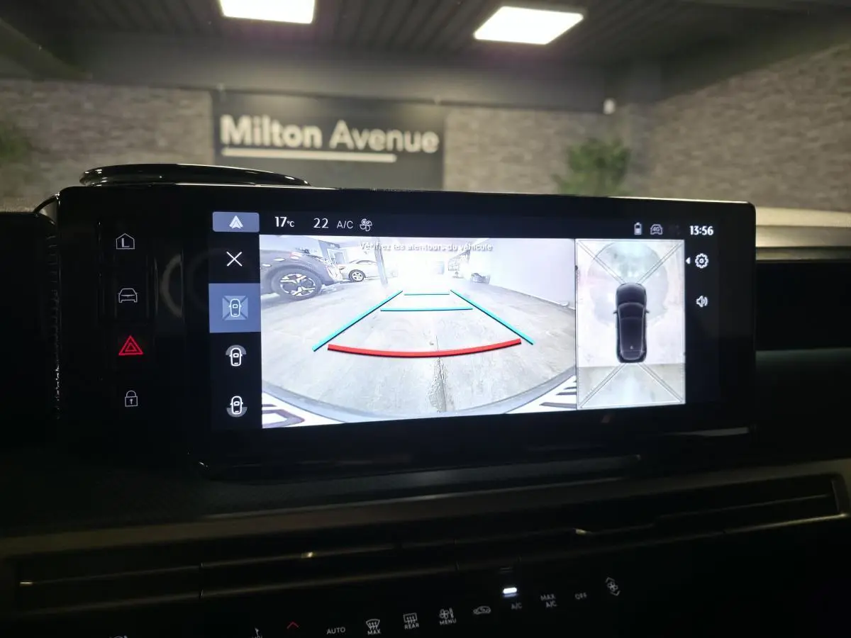 Écran tactile intérieur affichant la caméra de recul et vue 360° d'une Lancia Ypsilon gris bi-color toit noir.