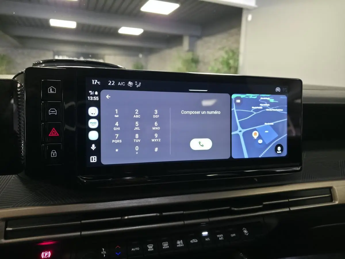 Écran tactile central 10,25'' affichant un clavier de numérotation et une carte GPS dans l'habitacle de la Lancia Ypsilon grise.