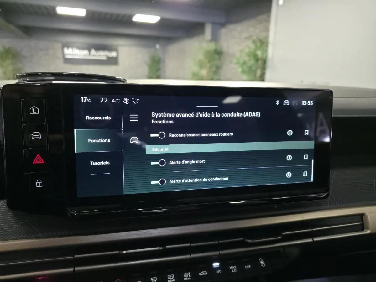 Écran tactile central de la Lancia Ypsilon 2025 affichant les aides à la conduite, vue intérieure frontale.