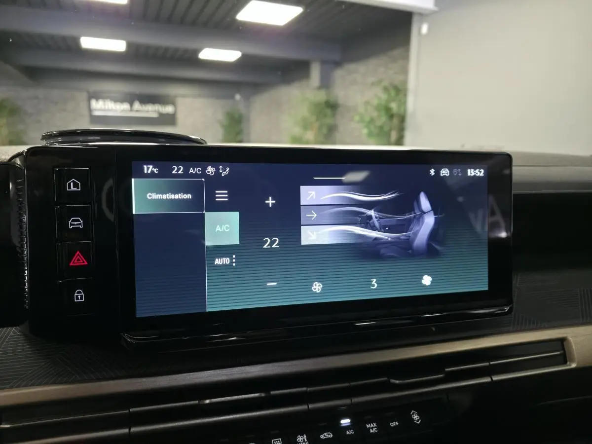 Écran tactile central 10,25'' affichant la climatisation dans l'habitacle de la Lancia Ypsilon gris bi-color.