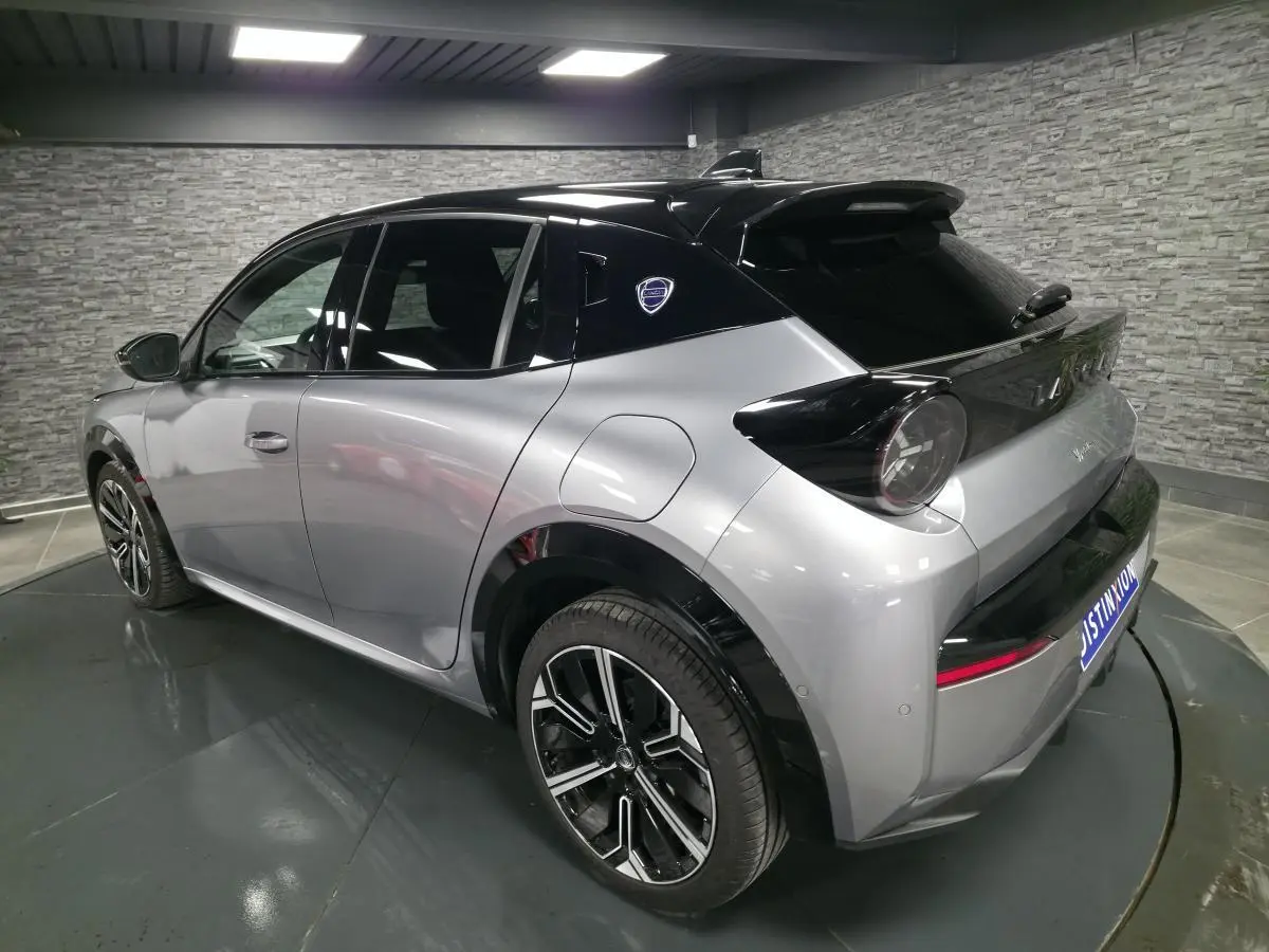 Lancia Ypsilon 2025 gris bi-color vue 3/4 arrière droit avec toit noir et jantes alliage 17 pouces diamantées.