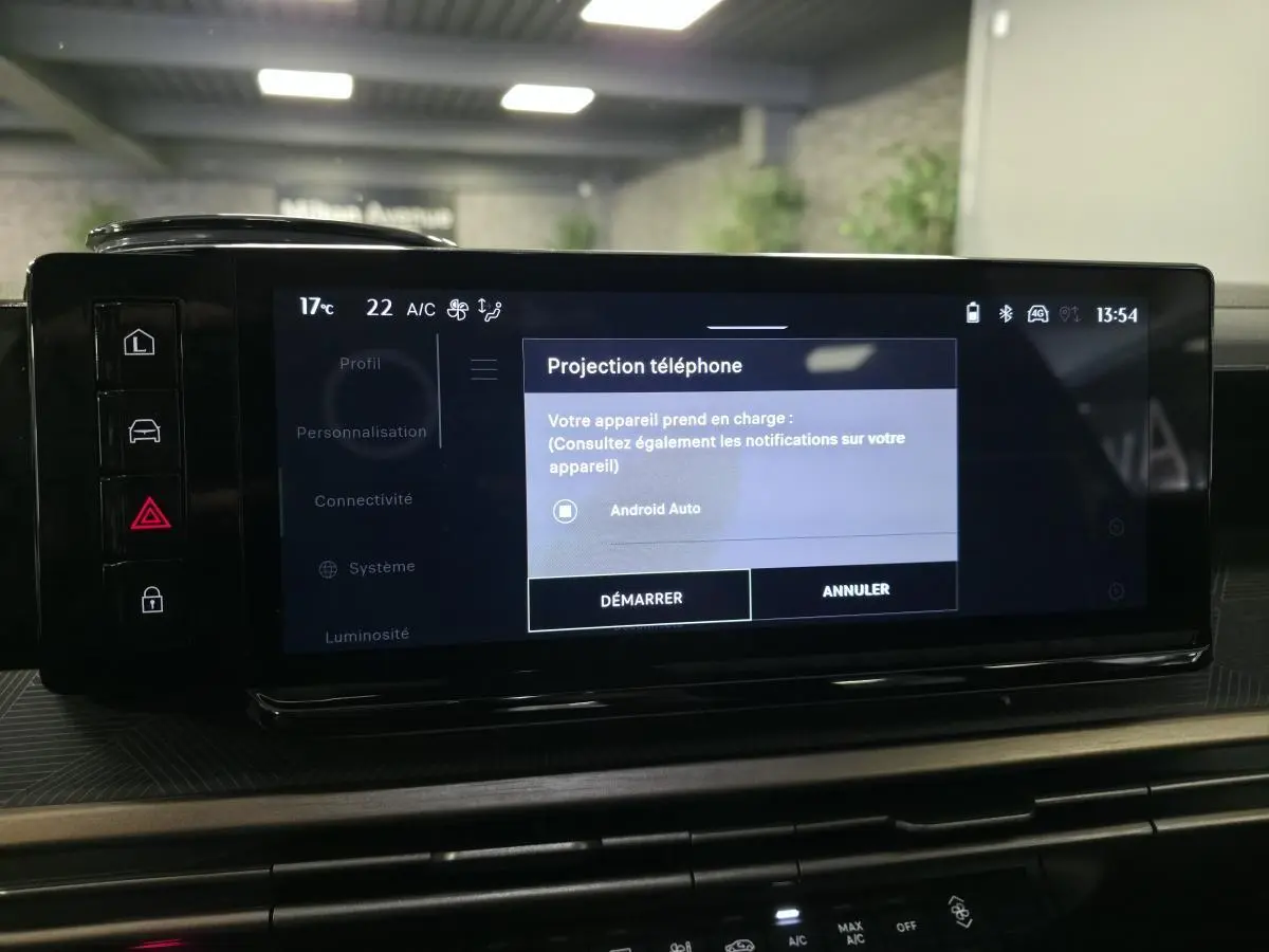 Écran tactile central 10,25'' de la Lancia Ypsilon 2025 gris, affichant la projection téléphone Android Auto.