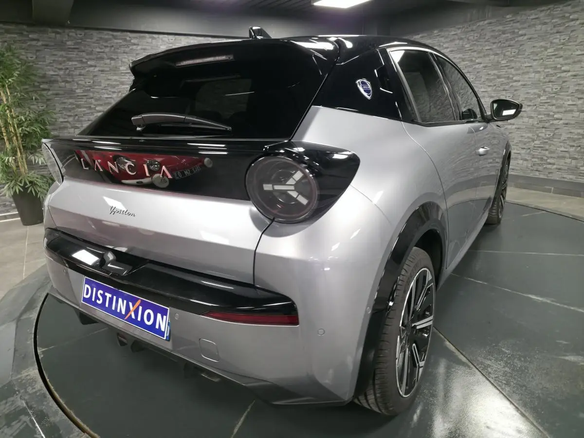 Vue 3/4 arrière droite de la Lancia Ypsilon 2025 gris bi-color avec toit noir et jantes alliage 17'' diamantées.