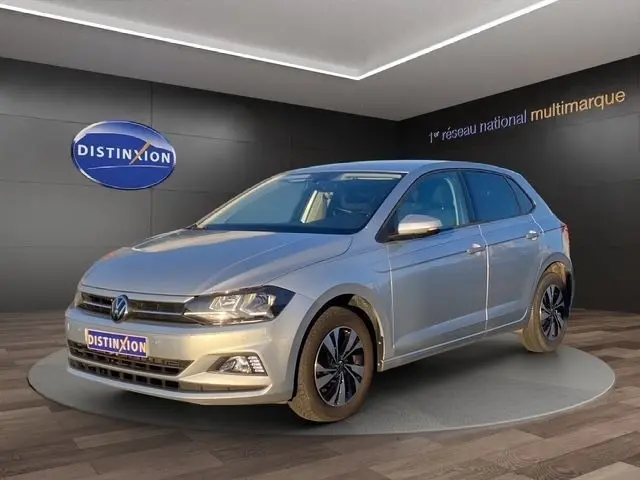 Volkswagen Polo gris clair vue 3/4 avant droit, avec phares LED et jantes alliage noires et argentées.