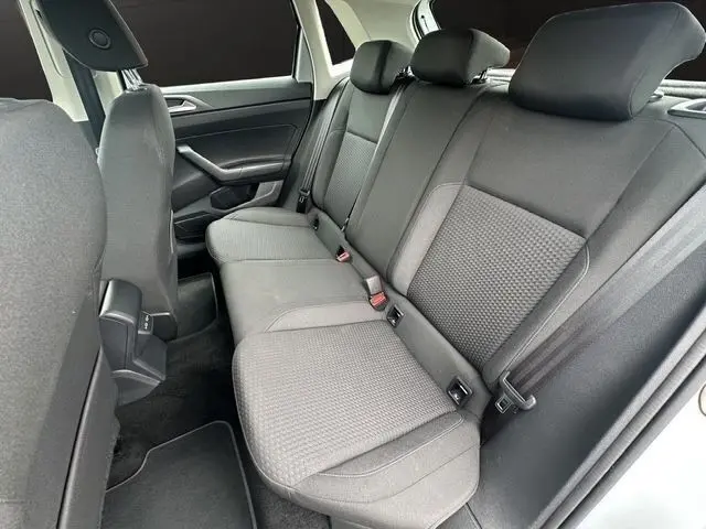Vue intérieure côté droit montrant la banquette arrière grise du Volkswagen Polo 1.0 TSI 95 Lounge Business 2021.