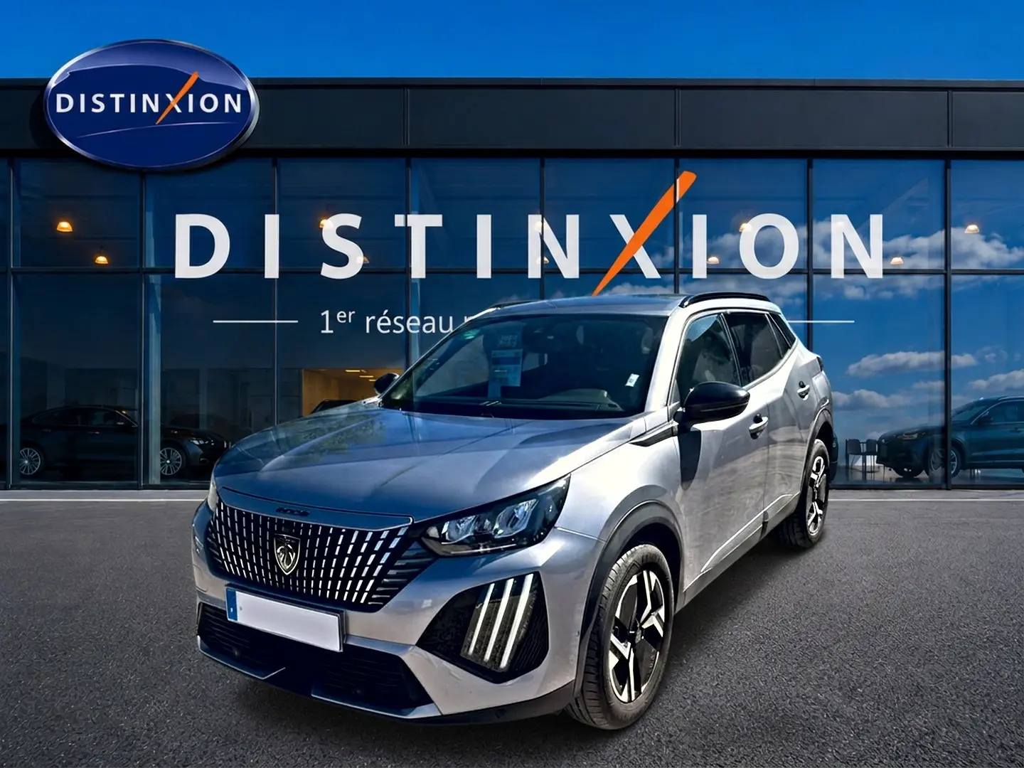 Peugeot 2008 gris artense en 3/4 avant droit, avec calandre distinctive et feux LED verticaux marquants.