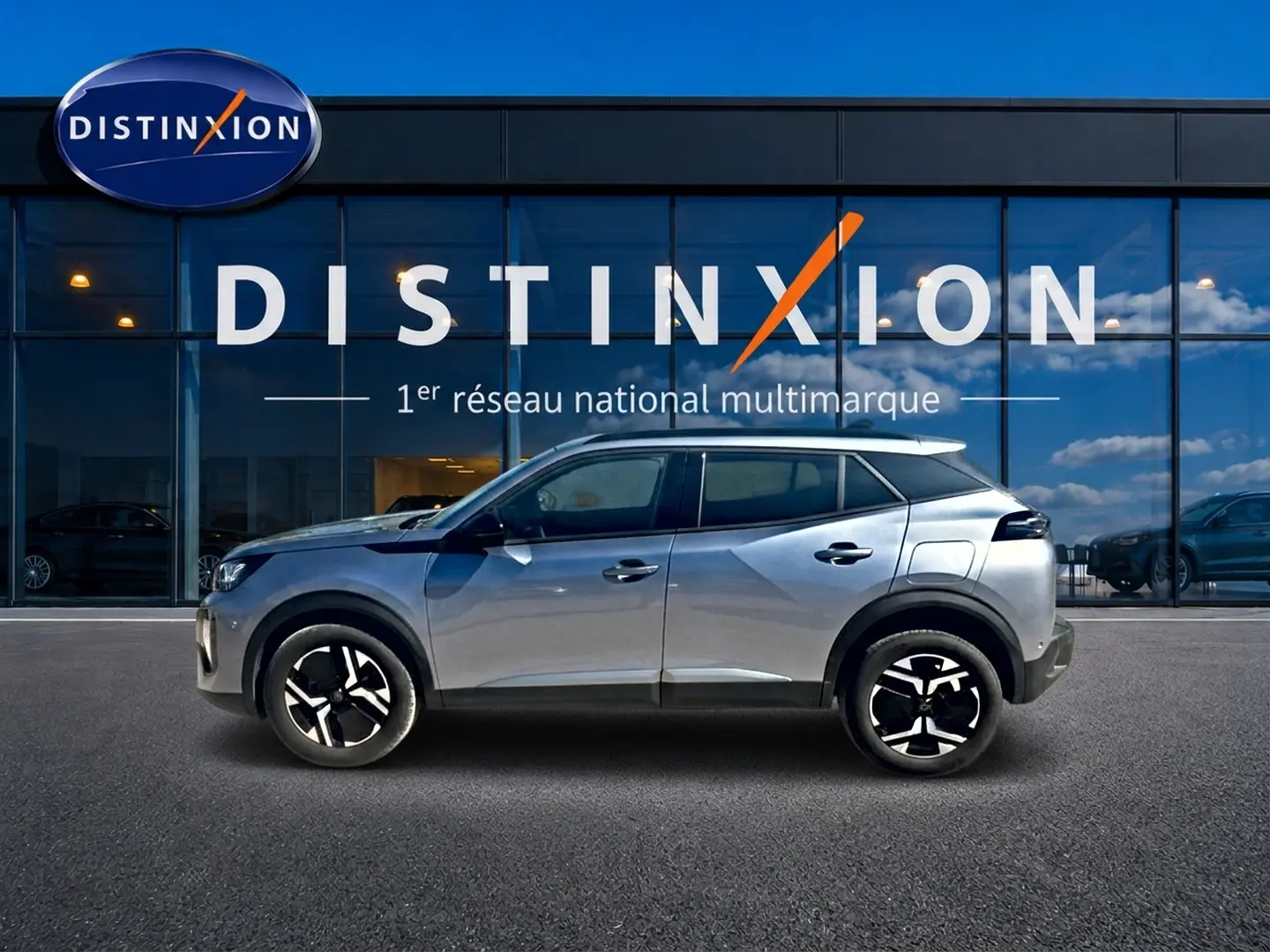 Peugeot 2008 gris artense vue de profil côté gauche devant une vitrine Distinxion.