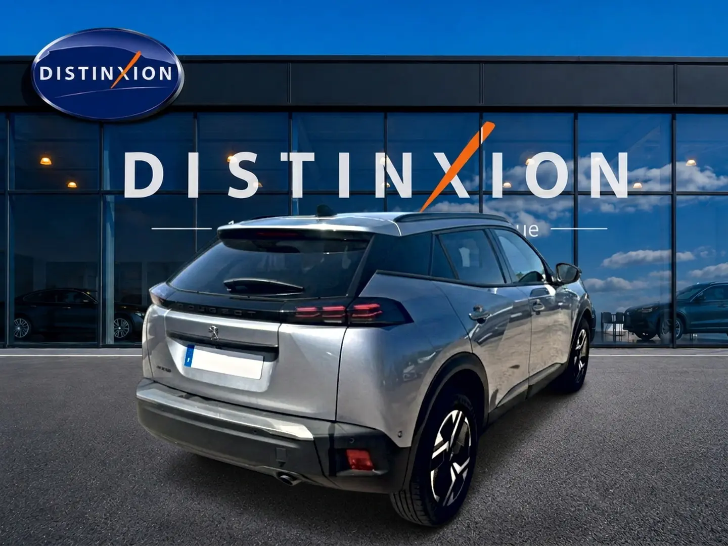 Peugeot 2008 gris Artense vue 3/4 arrière droit, avec feux arrière LED et jantes alu distinctives.
