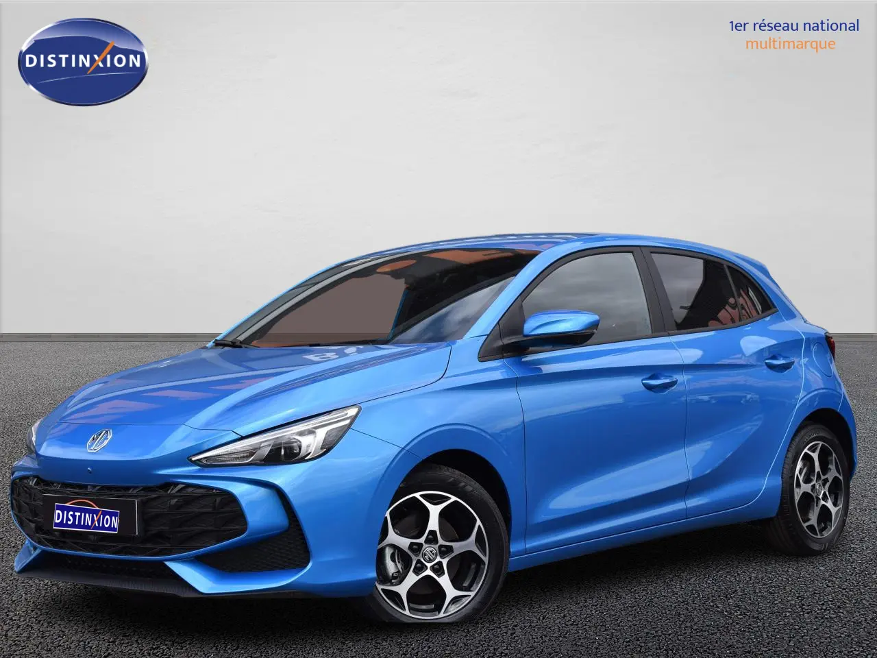 MG3 1.5 L Hybrid+ bleu métallisé en 3/4 avant droit avec jantes alliage et vitres surteintées.