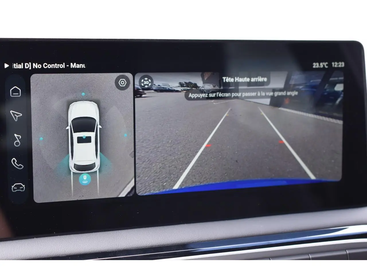 Écran tactile intérieur montrant la caméra 360° et la vue arrière d’une MG3 bleu, avec lignes de guidage au stationnement.