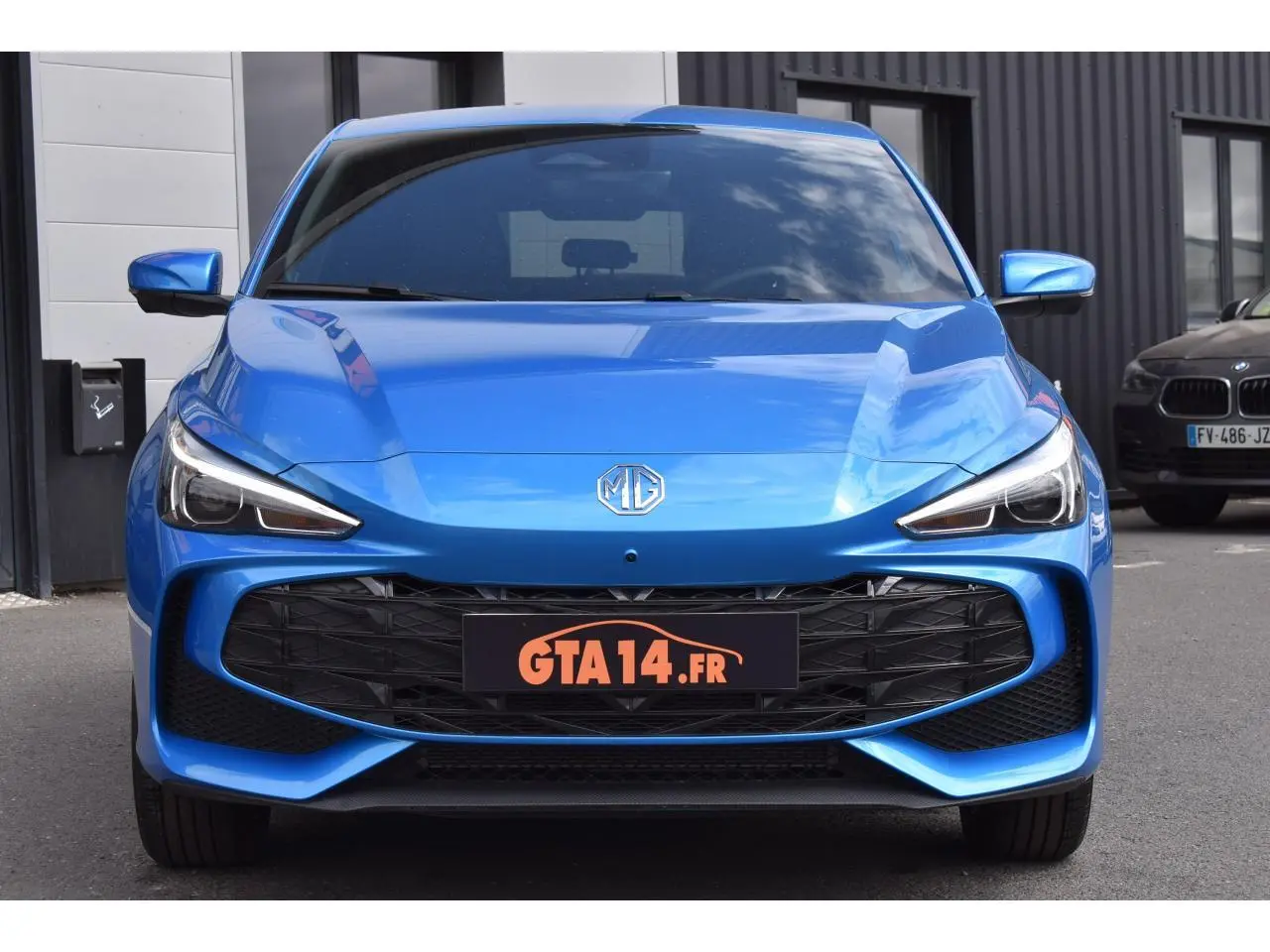 Vue frontale d'une MG3 1.5 L Hybrid+ 195 ch Luxury bleu métallisé avec calandre noire et phares LED.
