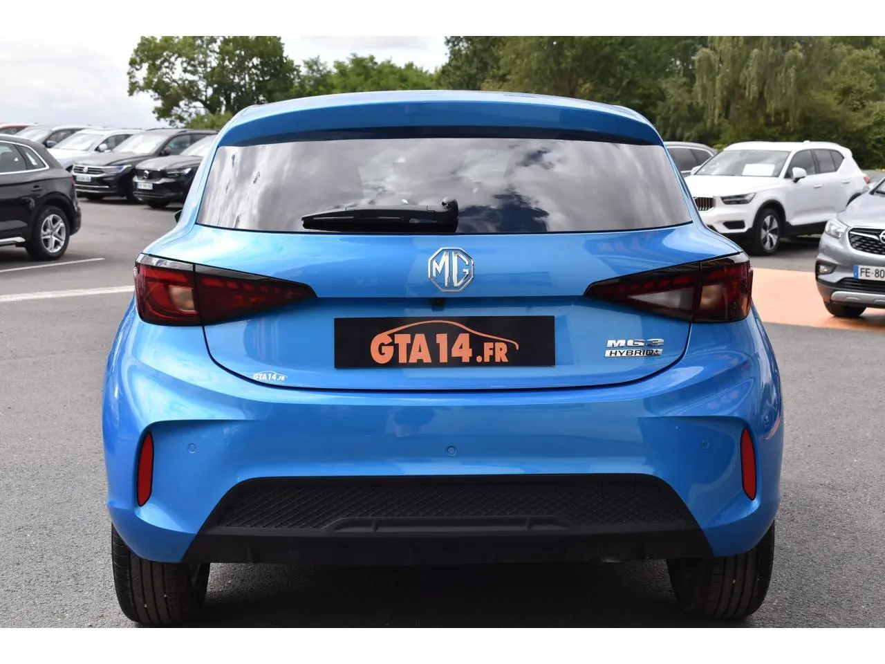 Vue arrière d'une MG3 hybride bleu métallisé avec feux arrière LED et logo MG bien visible.