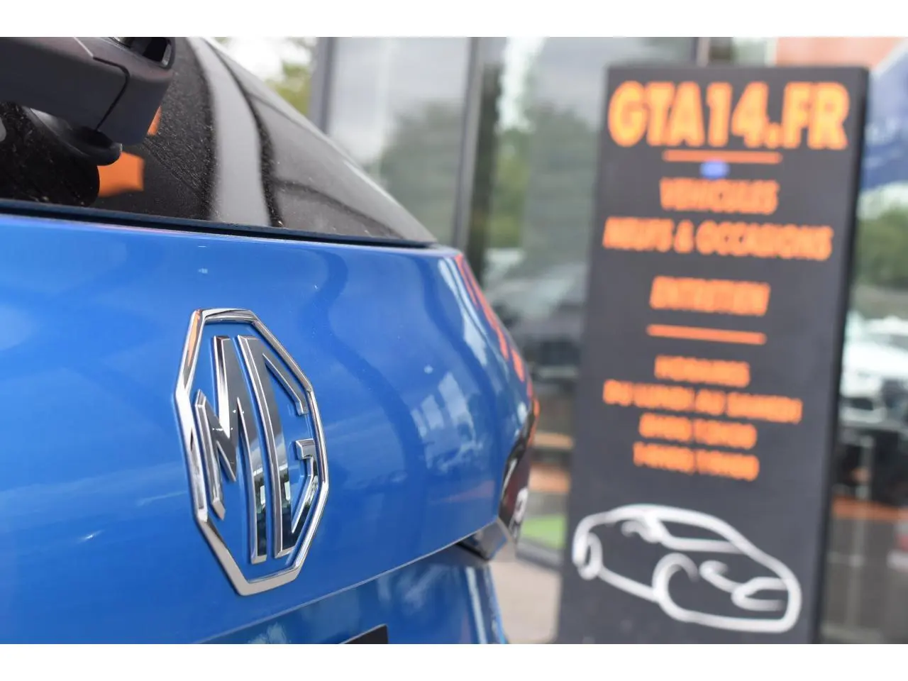 Gros plan sur l'arrière bleu métallisé du MG3 1.5 L Hybrid+ 195 ch Luxury avec logo MG brillant.