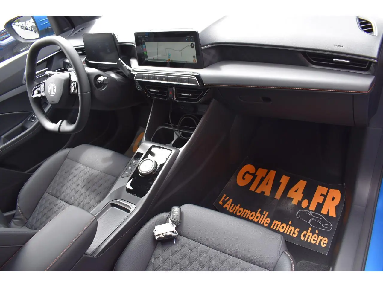 Vue intérieure côté conducteur de la MG3 1.5 L Hybrid+ bleue, avec tableau de bord numérique et console centrale moderne.