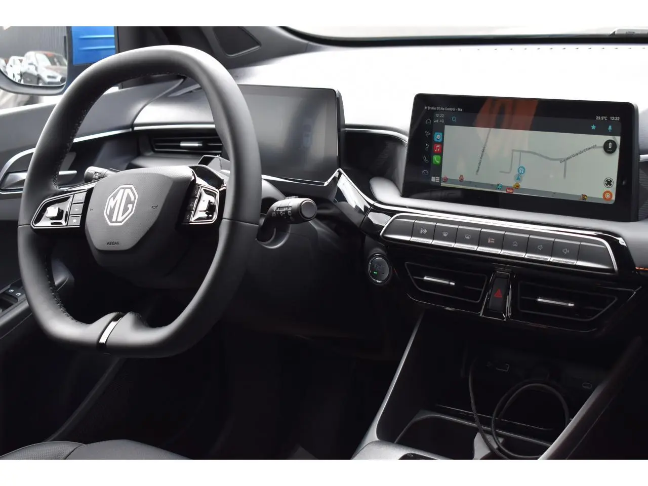 Vue intérieure côté conducteur du tableau de bord noir du MG3 2026 avec écran tactile et volant multifonction.