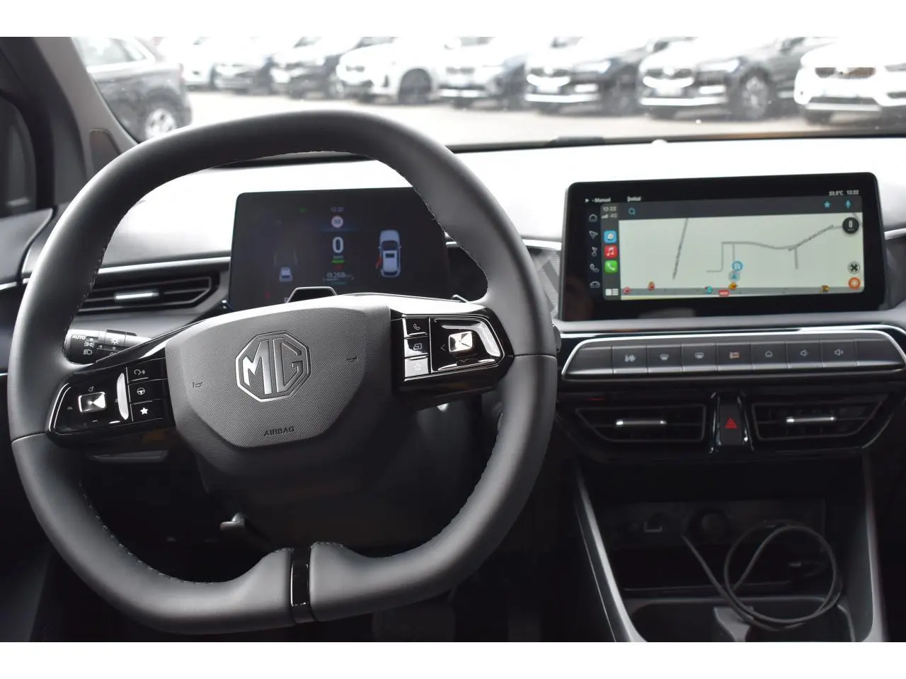 Vue intérieure centrée sur le volant MG et les écrans numériques du tableau de bord du MG3 1.5 L Hybrid+ 2026.