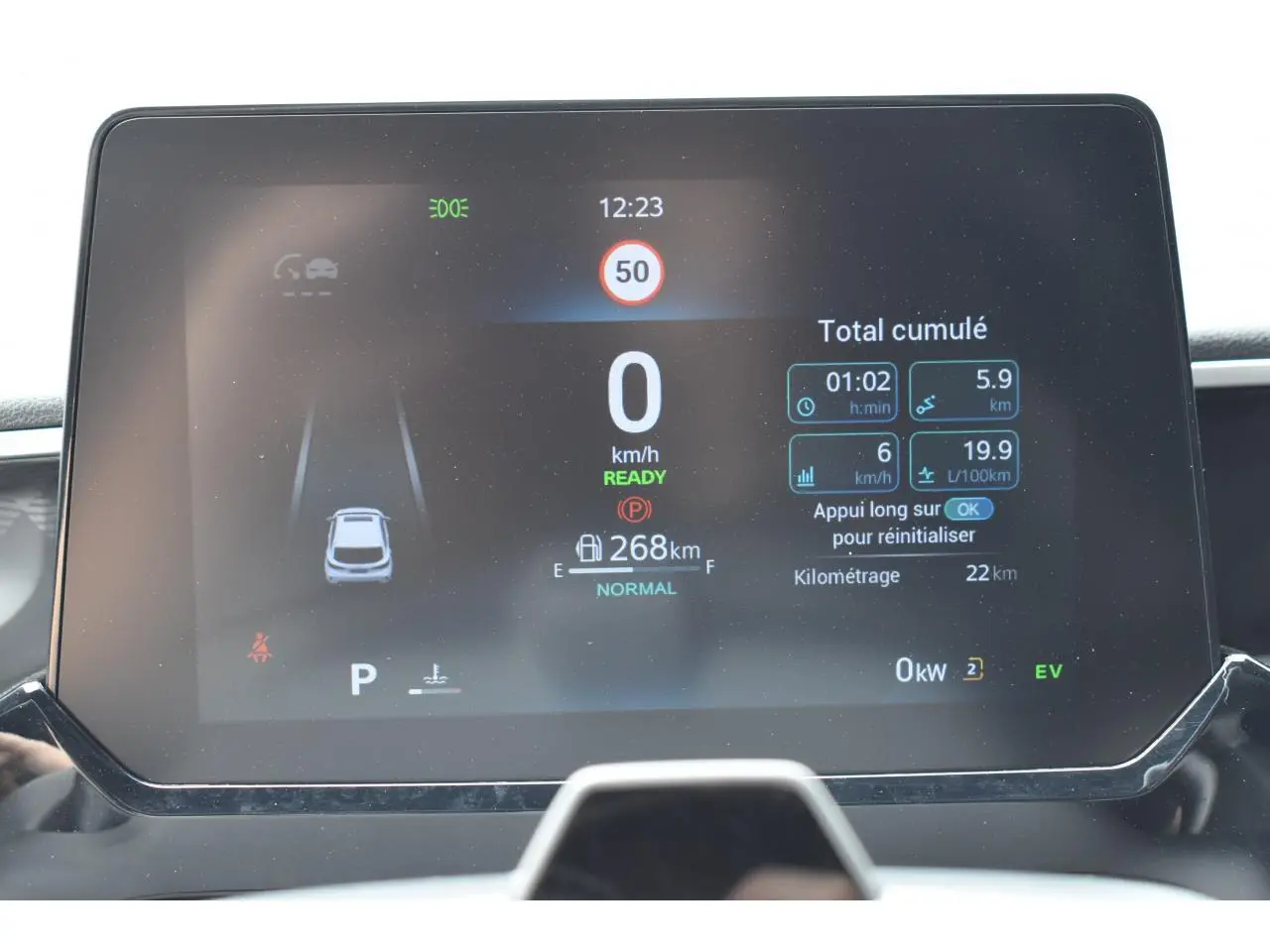 Affichage numérique du tableau de bord du MG3 Hybrid+ 2026 montrant la vitesse à 0 km/h et l'autonomie de 268 km.