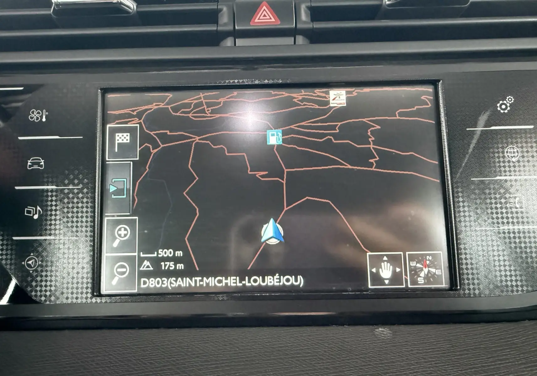 Écran tactile du GPS de bord d’une Citroën C4 Picasso 2015, affichant une carte routière en mode nuit.
