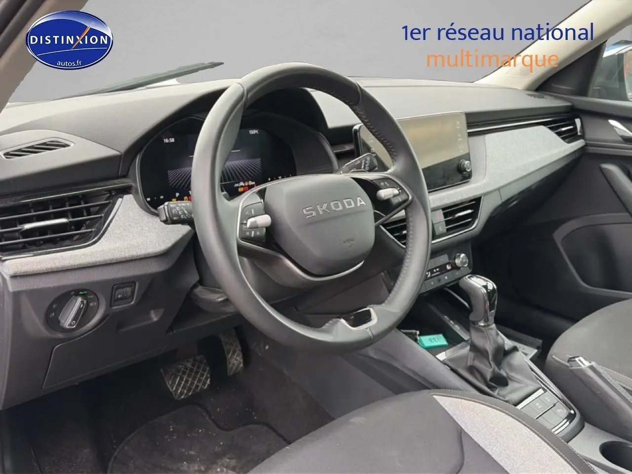 Vue intérieure côté conducteur du Skoda Kamiq 2025, volant cuir multifonction et tableau de bord gris clair.