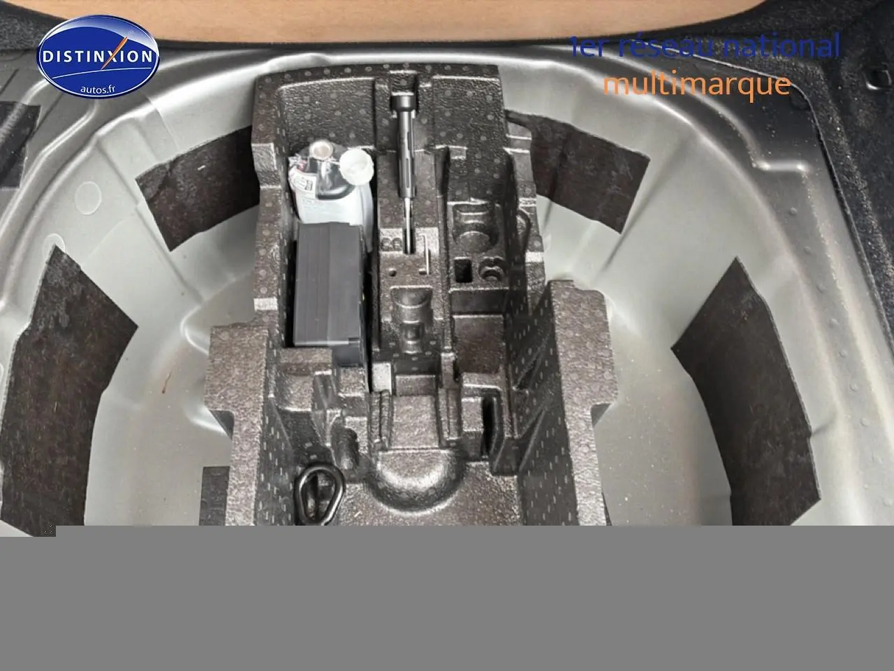 Coffre à outils en mousse grise dans le compartiment de roue de secours d’un Skoda Kamiq 2025 gris.