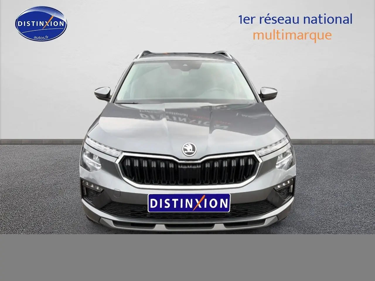 Vue frontale d'un Skoda Kamiq gris 2025 avec calandre noire et feux LED distinctifs sur fond neutre.