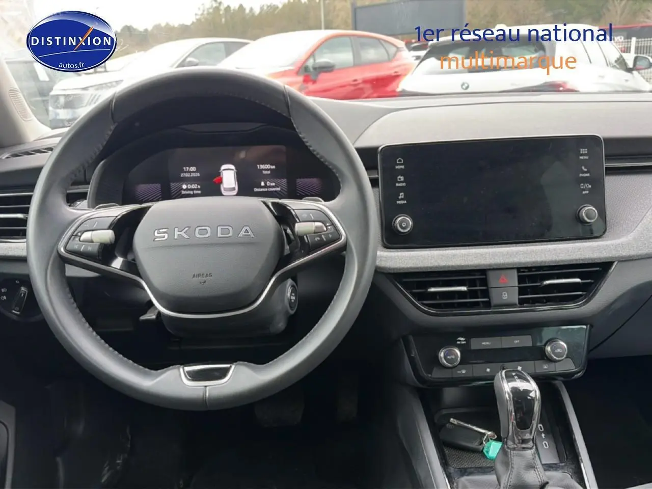 Intérieur de Skoda Kamiq 2025, vue du poste de conduite avec volant cuir et écran tactile central.
