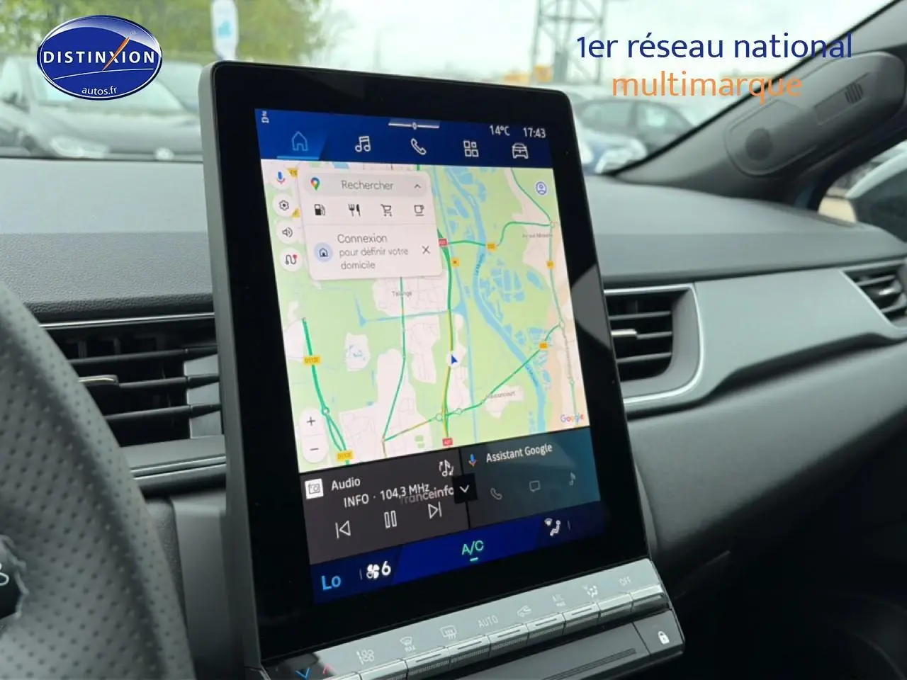 Vue intérieure du tableau de bord de la Renault Symbioz 2026, écran tactile vertical avec navigation affichée.