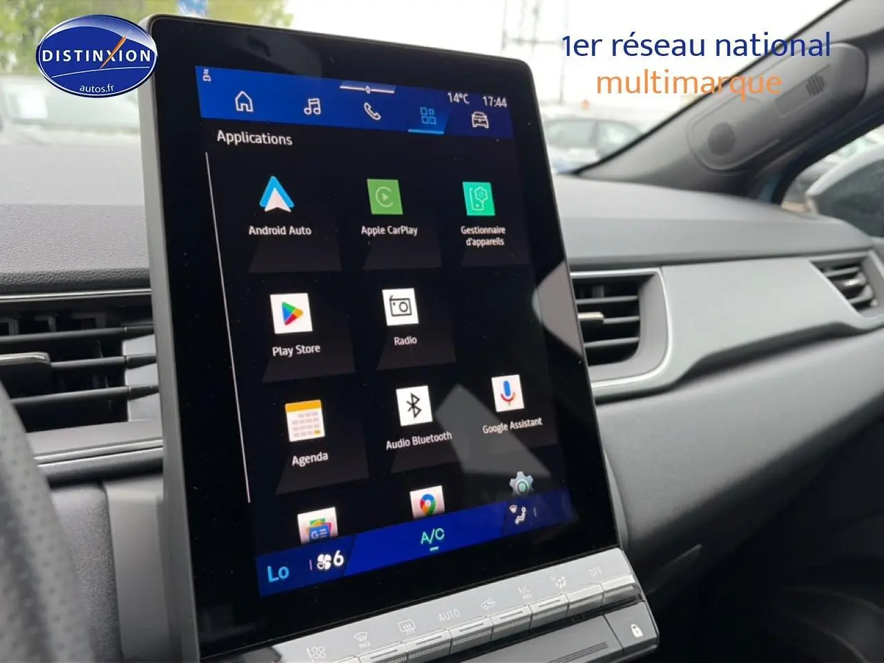 Vue intérieure centrée sur l'écran tactile 10,25 pouces du tableau de bord du Renault Symbioz bleu mercure.