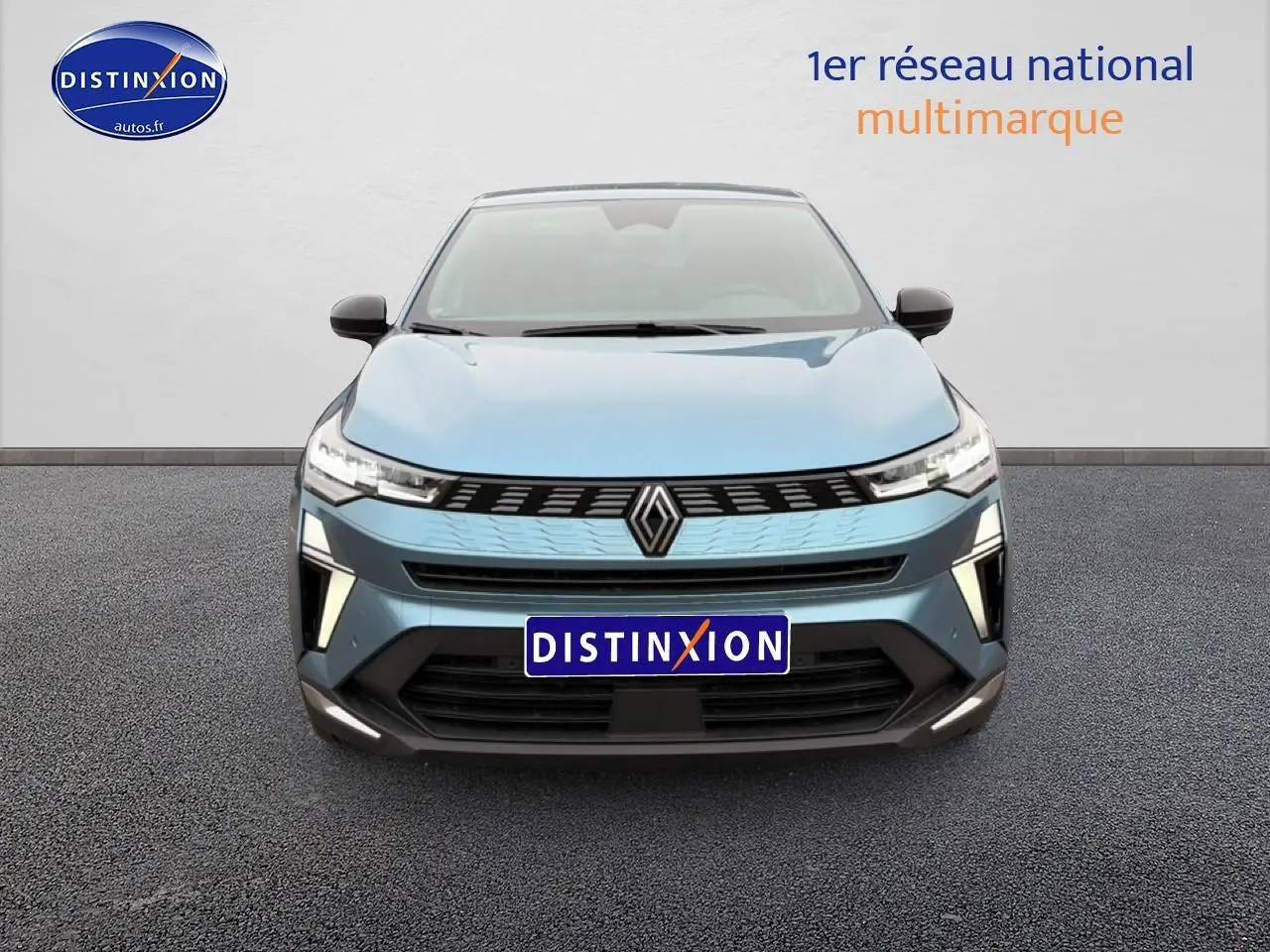 Vue avant d'une Renault Symbioz bleu mercure avec calandre noire et phares LED allumés.