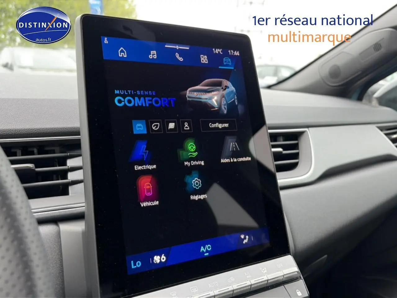 Écran tactile 10,25 pouces du tableau de bord intérieur du Renault Symbioz bleu mercure, vue de côté droit.