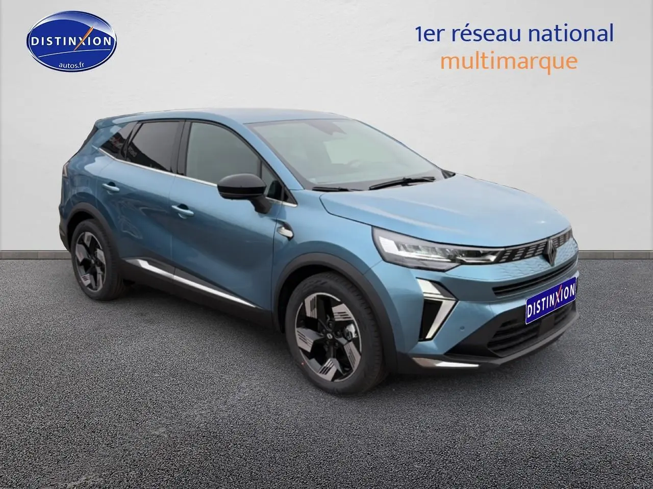 Renault Symbioz bleu mercure en 3/4 avant droit avec jantes alliage et phares LED allumés.