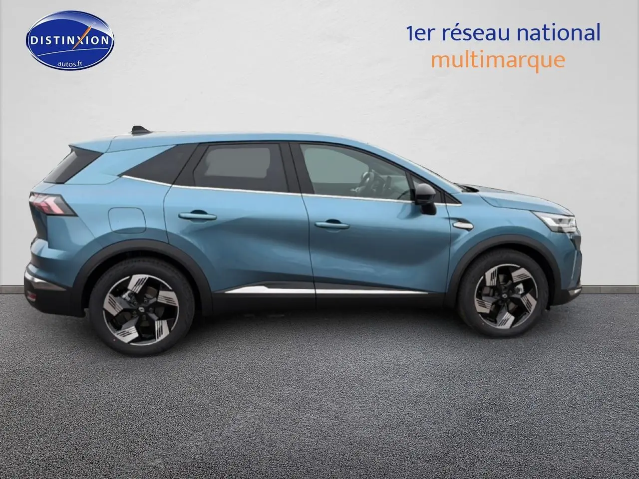 Profil côté gauche du Renault Symbioz 1.8 e-tech full hybrid 160 techno bleu mercure avec jantes alliage 18 pouces.