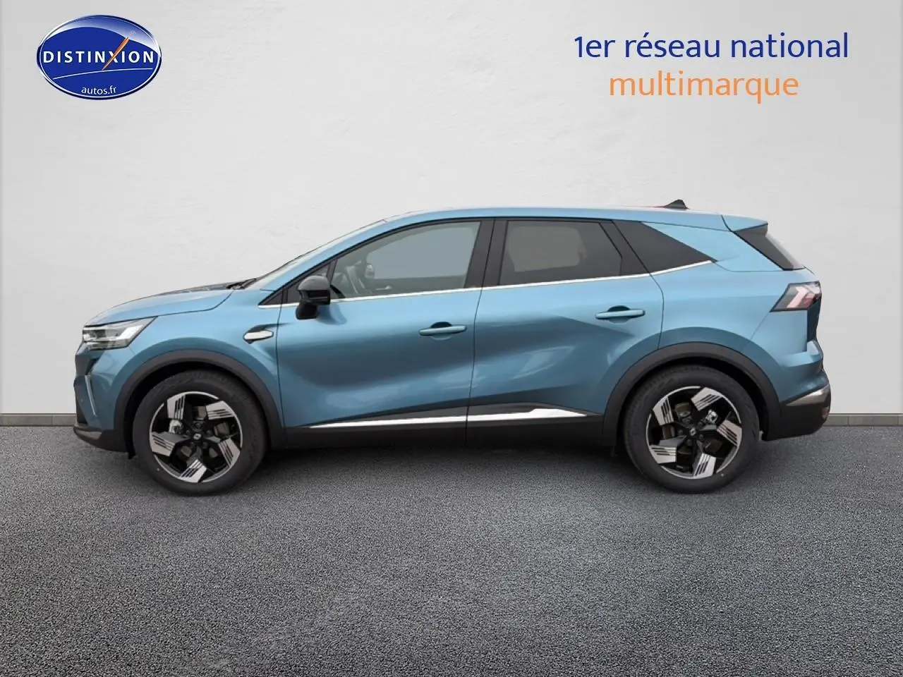 Profil droit du Renault Symbioz 1.8 e-tech full hybrid 160 bleu mercure avec jantes alliage et rétroviseurs noirs.