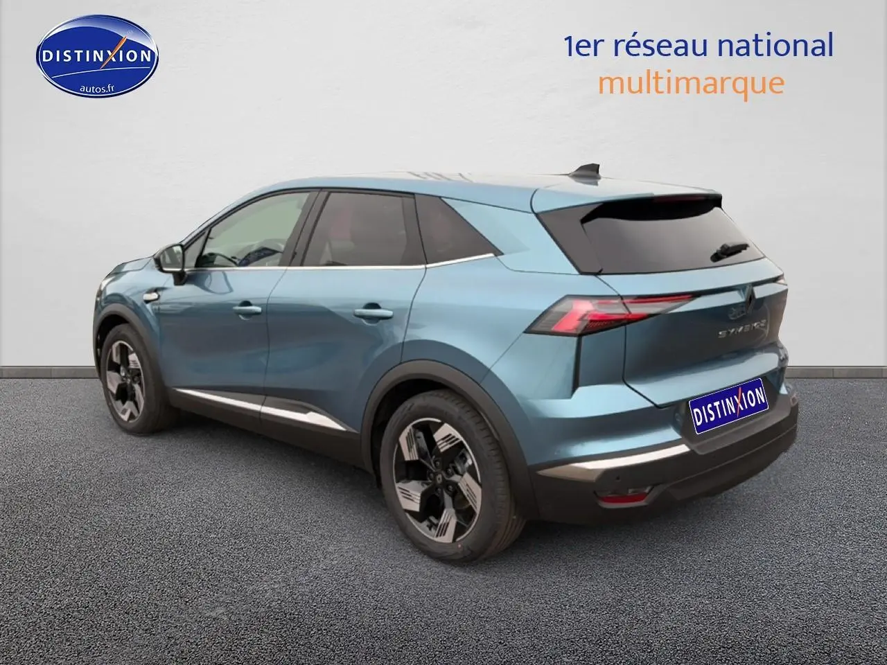 Renault Symbioz bleu mercure en 3/4 arrière droit, avec feux LED et jantes alliage 18 pouces design gravity.