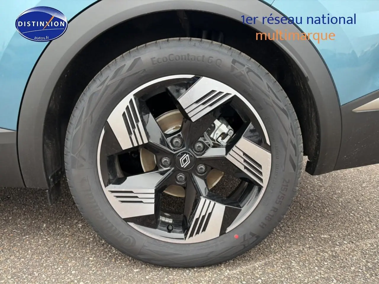 Gros plan sur la jante alliage 18 pouces noire et argentée du côté gauche d'une Renault Symbioz bleu mercure.