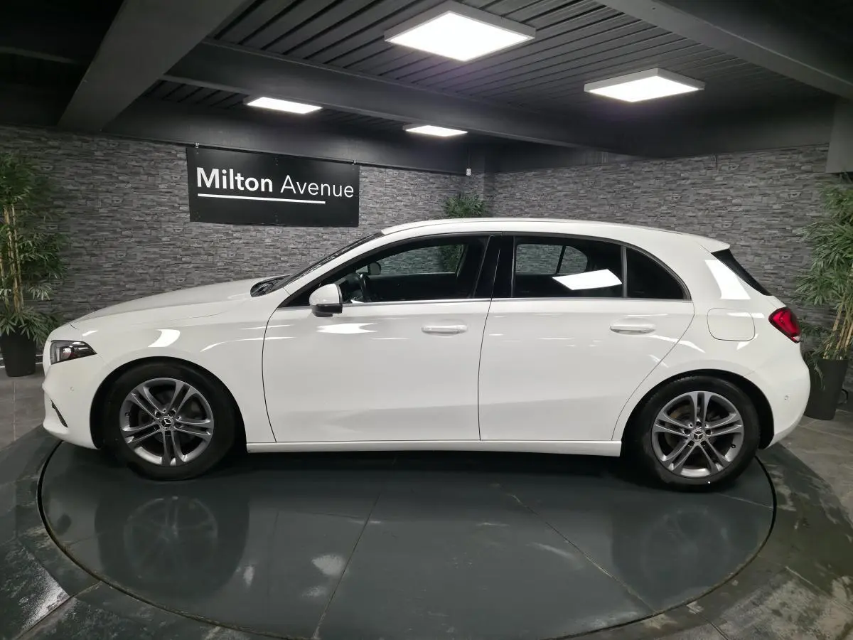 Profil côté gauche d'une Mercedes Classe A 160 Style Line blanche, avec jantes alliage 17 pouces gris Himalaya.